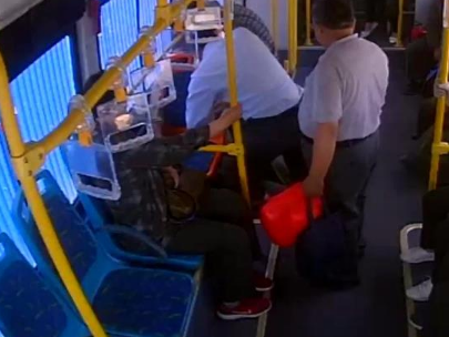 淄博一乘客公交车上癫痫发作 驾驶员及时救助