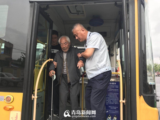 86岁老人坐公交忘记回家路 好心司机帮其找到家人