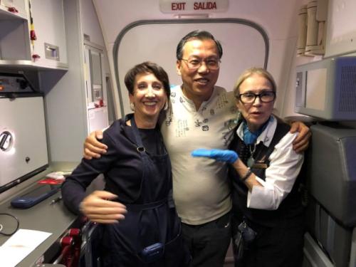 突然发现身旁乘客失去心跳 美华裔医师空中施救
