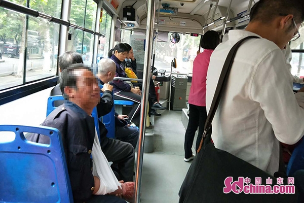 济宁市民满满正能量 26路公交车成为爱的“海洋”