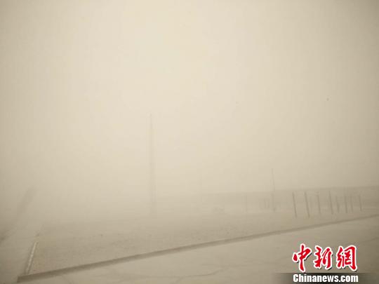 青海柴达木盆地冷湖地区现强沙尘暴 能见度仅30米