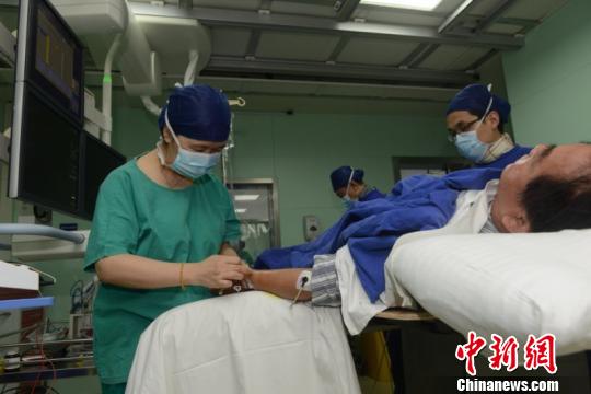 中国专家率先将针刺麻醉用于冠状动脉造影术