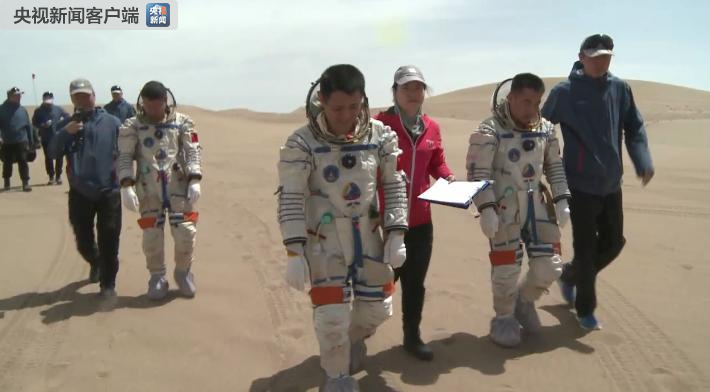 我国航天员首次在沙漠地域组织野外生存训练