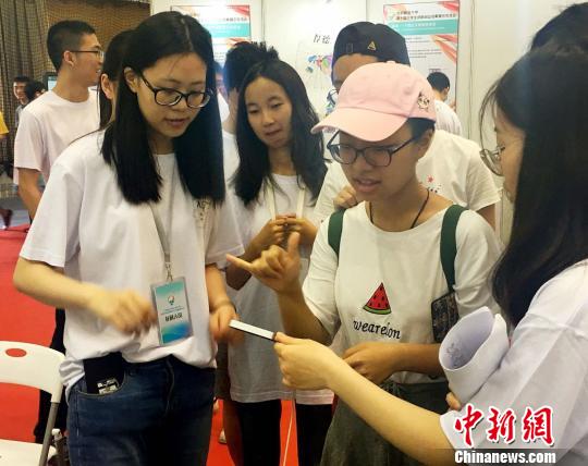 北京大学生展示创新创业成果 项目科技含量十足