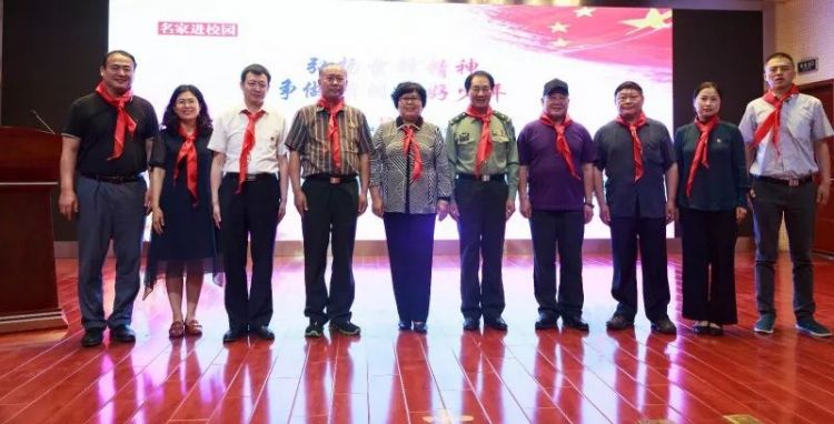 院士、英模与少年儿童手拉手庆六一--“弘扬雷锋精神 争做新时代好少年活动”在北京石油学院附中举行