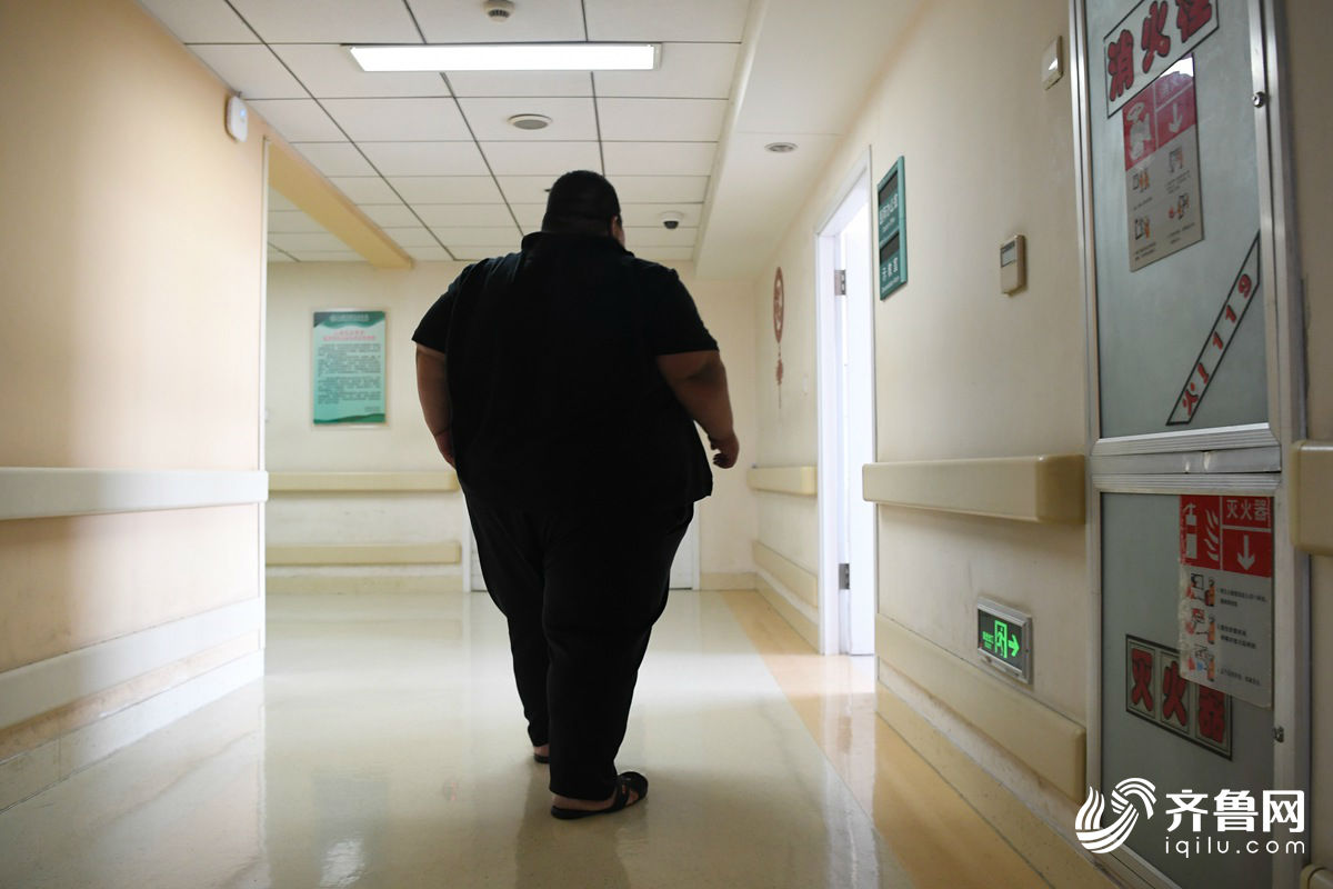 668斤中国第一胖进驻医院 手机直播减肥粉丝