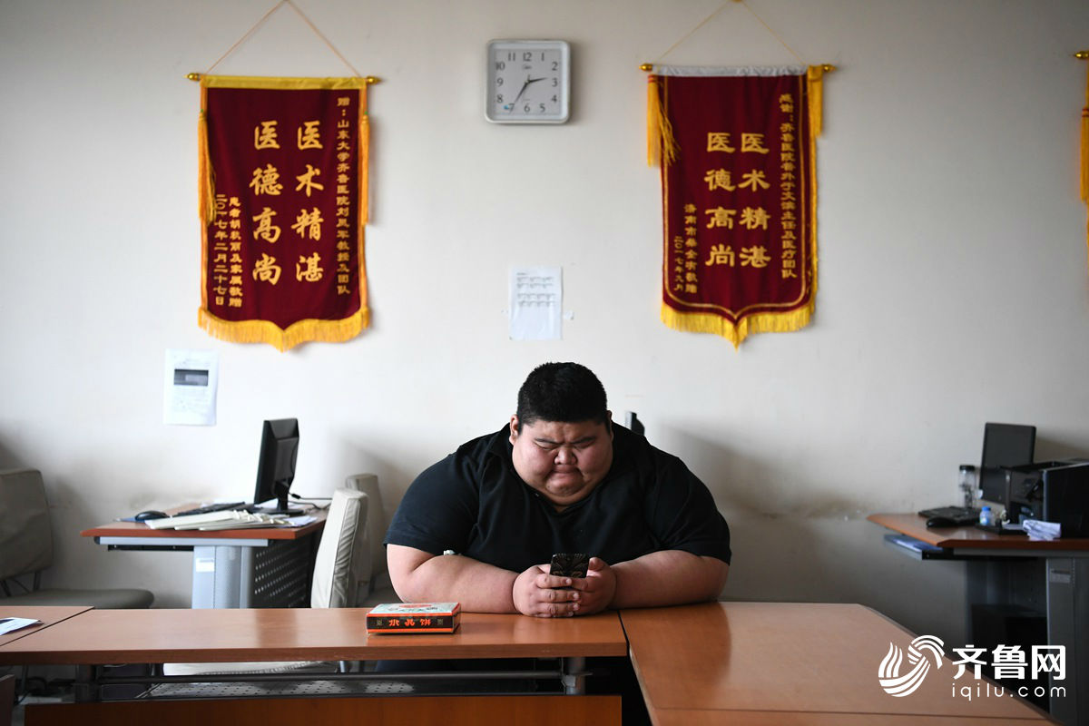 668斤中国第一胖进驻医院 手机直播减肥粉丝