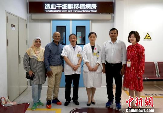 在上海成功移植脐带血的巴基斯坦男子康复出院