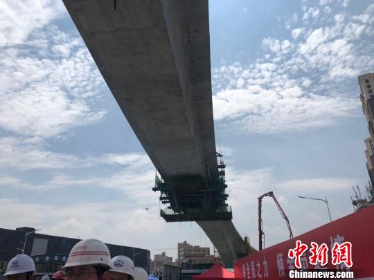 深圳国内地铁领域最大跨度V型刚构连续梁拱桥合拢