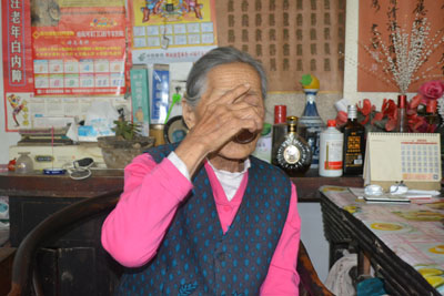 济南103岁老太一茶碗白酒喝不过瘾 ！还经常帮着干家务