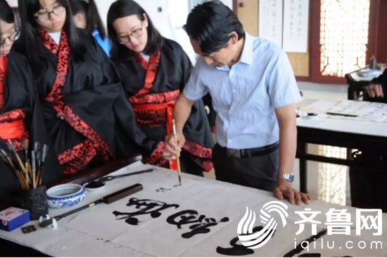 马来西亚韩江传媒研修生在济南工程职院体验中华传统文化