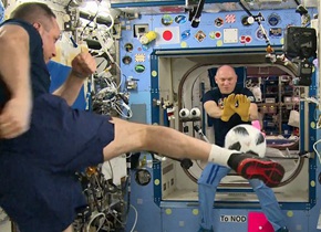 俄罗斯宇航员太空“踢球”迎世界杯到来