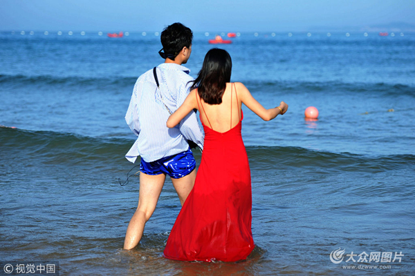 青岛初夏海边风情浓郁 游客下海试水尝鲜