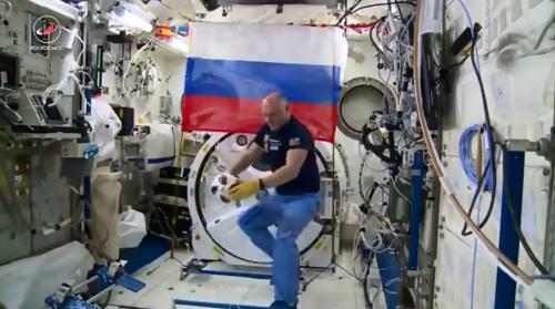 俄宇航员在空间站踢球 足球将用于世界杯揭幕战