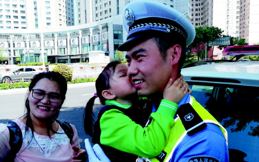 暖心！青岛五岁小女孩主动问候执勤交警 感动全城