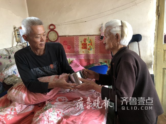 女本为弱为母则刚，胶州91岁老母照顾残疾儿子36年