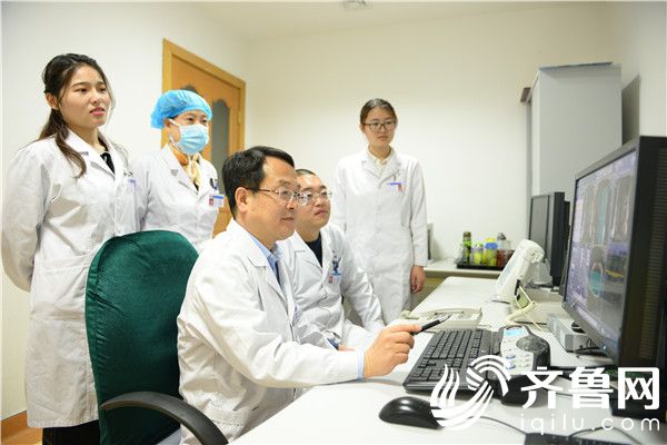 谢海柱（左三）与团队分析患者检查结果