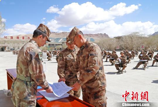 西藏阿里军分区露天大考 检验部队政治理论学