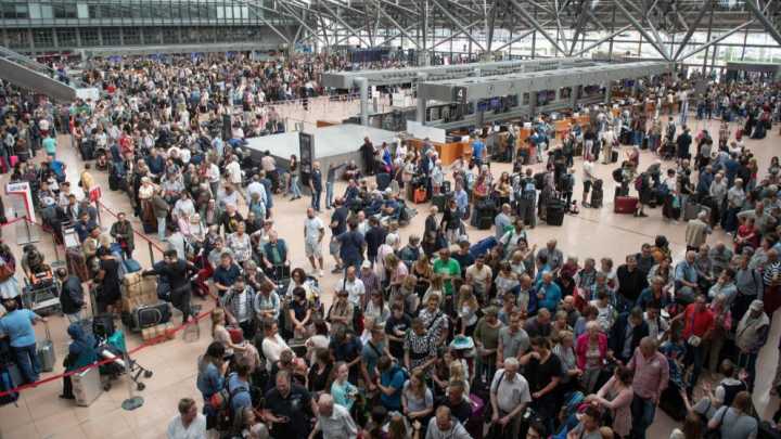 德国汉堡机场突发大面积停电 致机场完全瘫痪、乘客须更换航站楼