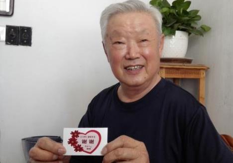 聊城81岁老人亲手制作爱心卡，赠送让座年轻人