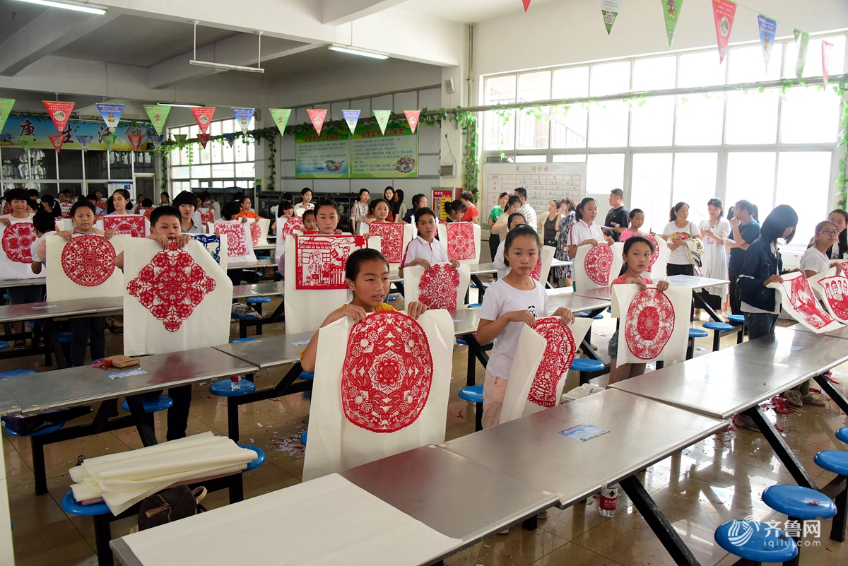聊城举办中小学生剪纸大赛 200余名学生参赛