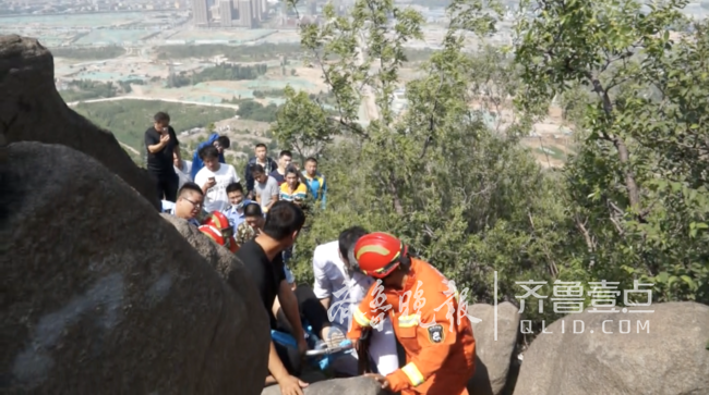 济南华山上一儿童不慎摔伤，济南消防担架救下山
