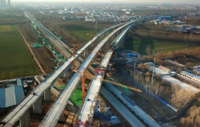 济青高速世纪路跨线桥引桥施工 世纪路与兰雁大道路口半封闭