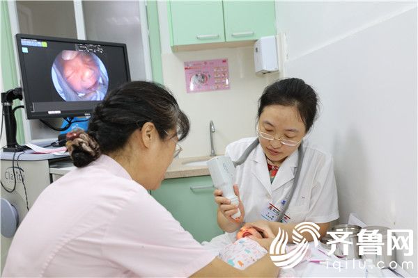 烟台山医院眼科团队正在为新生儿进行眼病筛查_副本