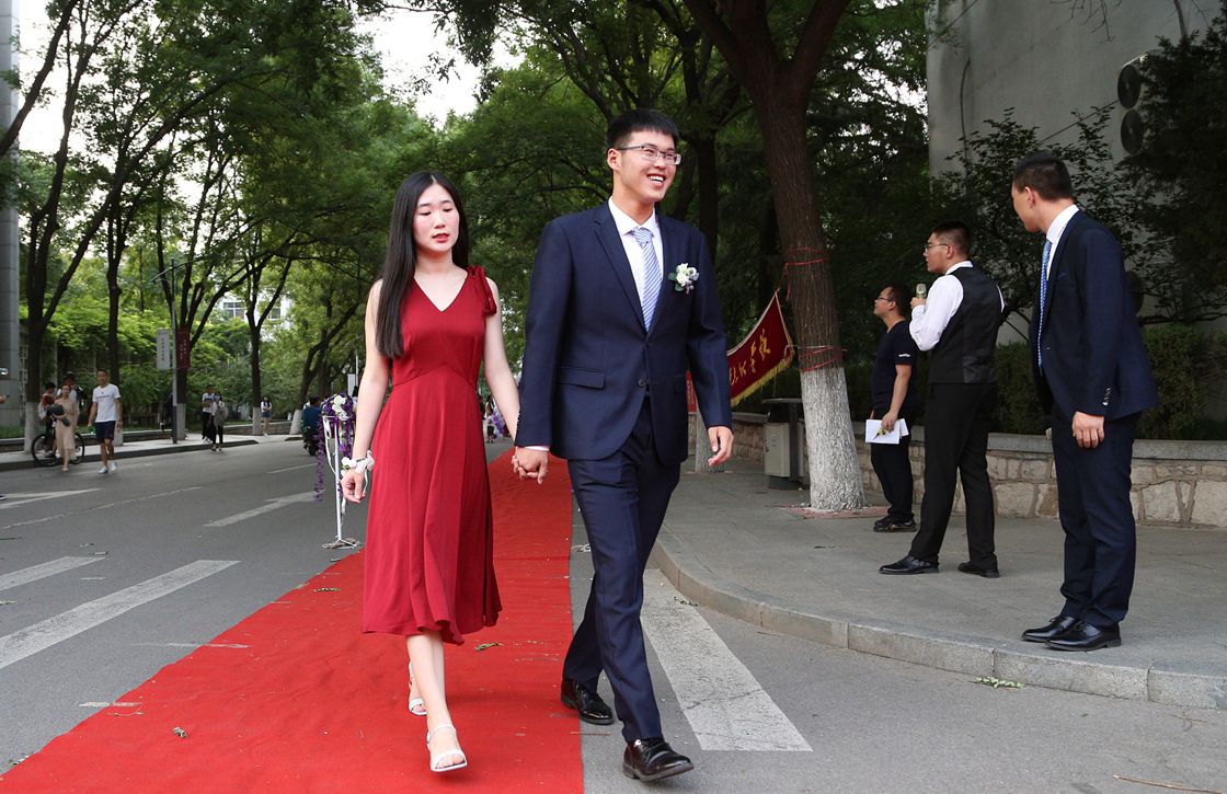 济南大学毕业生上演红毯秀 身着拖尾礼服亮相