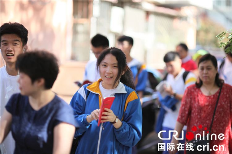 中国975万学生今天参加高考