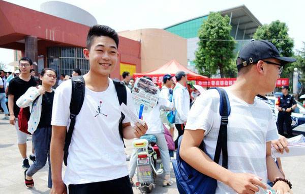 2018高考首考结束 记录考生走出考场瞬间_要