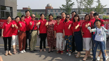 淄博16名班主任统一穿红色T恤 祝愿考生“开门红”