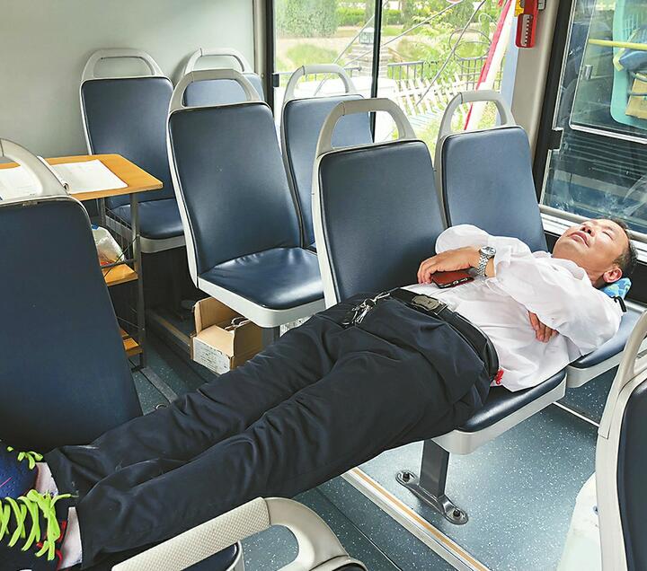 练就“睡椅功”，非为逞英雄 原站房被收回，几十名司乘人员公交车里临时歇脚，啥活儿也没耽误