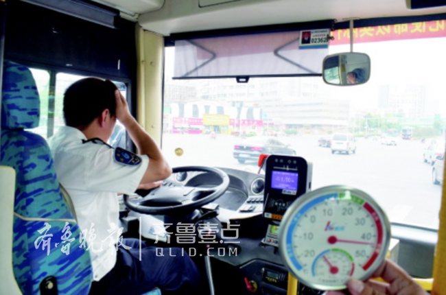 高温里的济南公交司机：汗多盐分高！衣服成“石头”