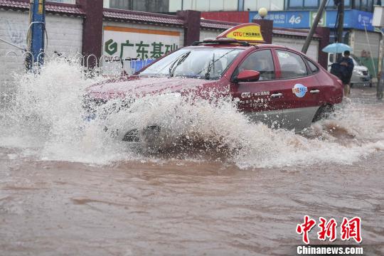 广东高考遭遇台风登陆 多地挂暴雨红色预警