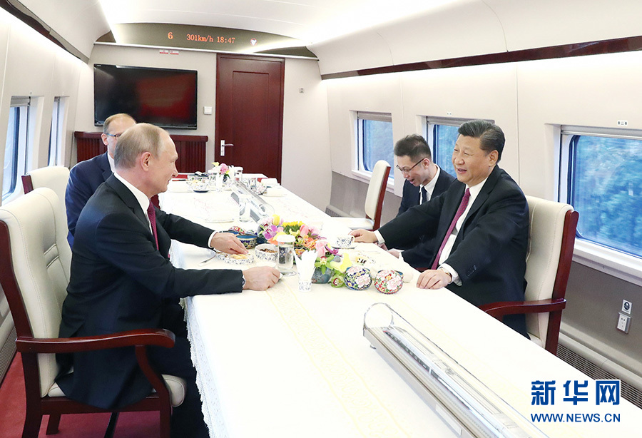 习近平同俄罗斯总统普京同乘中国高铁赴天津