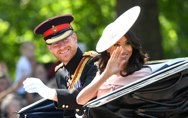 英国皇家举办盛大阅兵为女王庆生 马克尔王妃戴粉色“飞碟帽”引关注