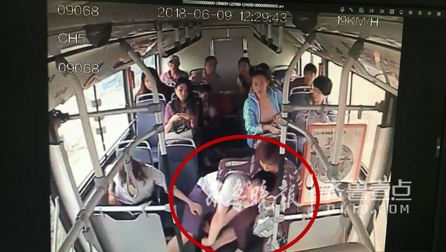 男乘客济南公交车上突抽搐，公交司机与乘客及时相救