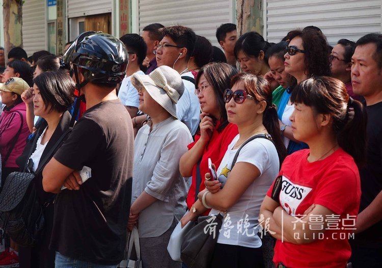 济南中考也陪考!家长考场外翘首以盼