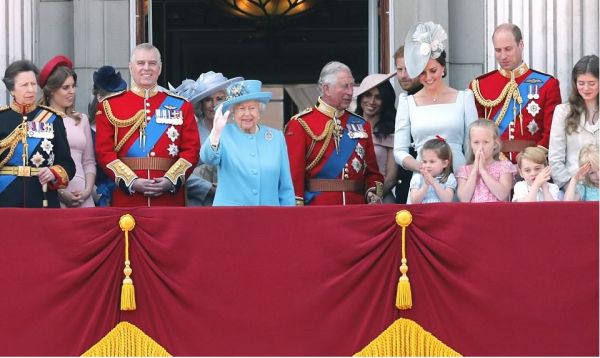 英女王举行92岁生日庆典王室新成员梅根性感亮相
