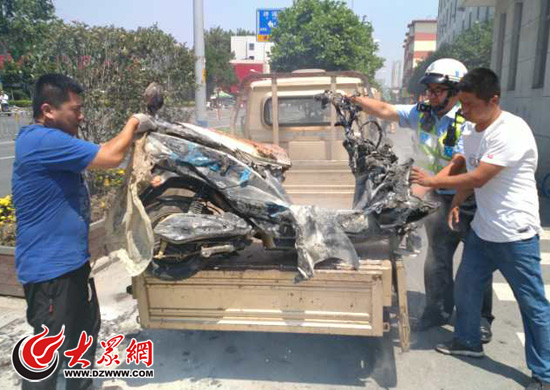 济南外国语附近一电动车自燃 交警及时扑灭