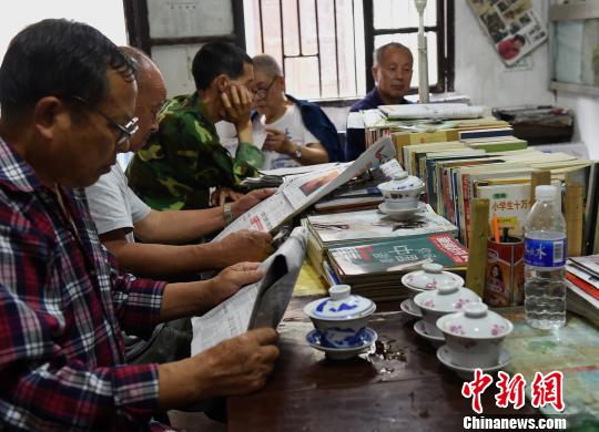重庆八旬老人办16年免费书屋与周边居民共享知识