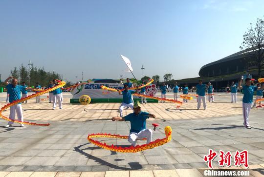 “长江经济带”全民健身大联动扬州启动 逾万民众同健身
