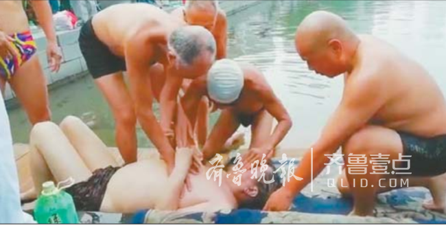 济南两泳者天津紧急救人：离开时获当地人热烈掌声