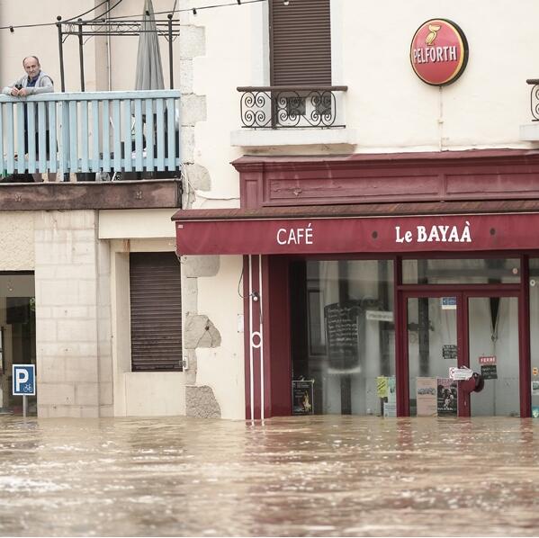 法国西南部暴雨成灾 消防员出动600次疏散逾百人