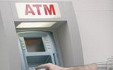 ATM机上有卡未拔 男子取走5000元