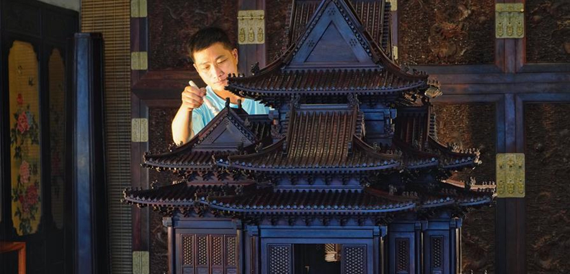 河北大城民间匠人手工打造故宫角楼模型