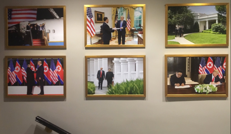 特朗普与金正恩合影挂满白宫走廊 马克龙照片消失