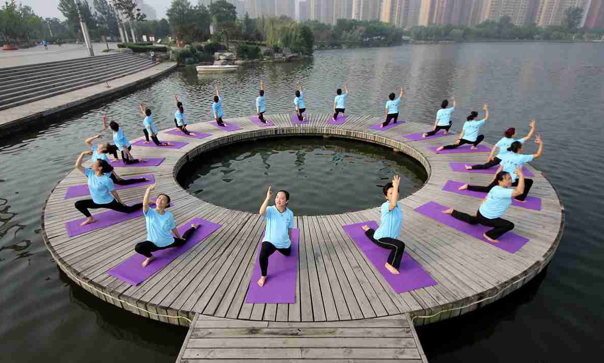 枣庄瑜伽爱好者齐聚公园 迎接“国际瑜伽日”