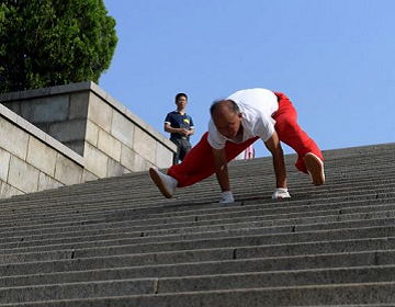 济南68岁老人苦练“豹跑”绝技12年 21秒下107级台阶 